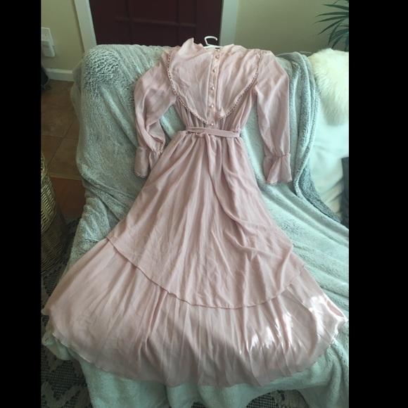 Milumia Victorian Maxi Dress - Picture 2 of 2